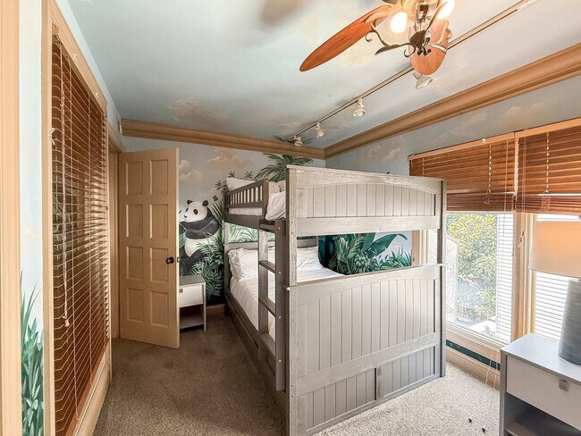 Building Photo - 602 S Front St