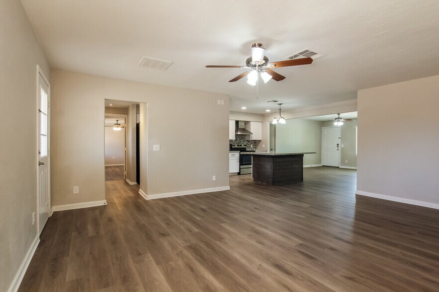 Building Photo - 5620 W Villa Maria Dr