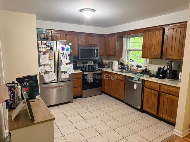 Building Photo - 331 Knob Hill Dr