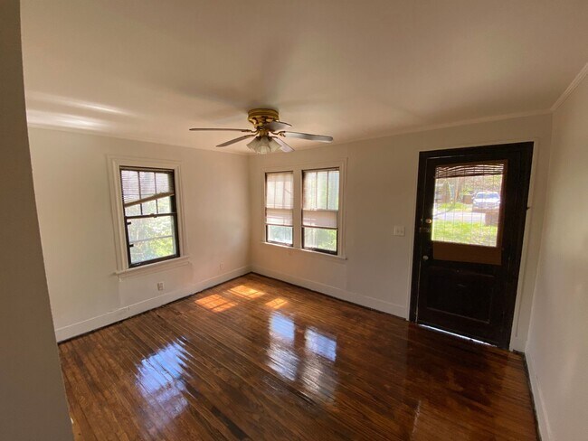 Building Photo - One Bedroom House in Woodycrest