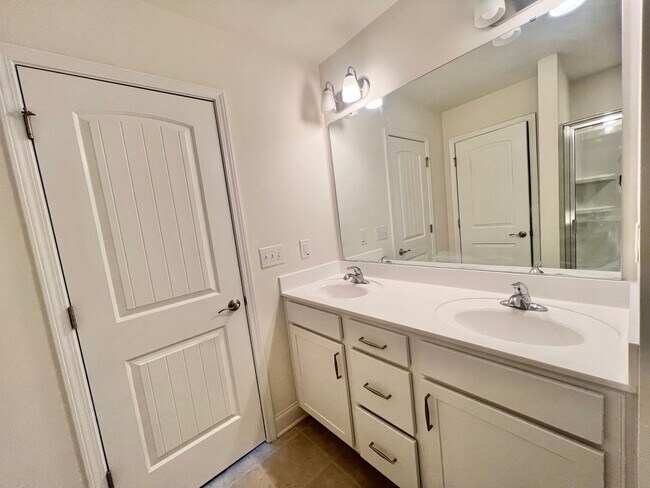 Building Photo - Stunning 3BD, 3BA Raleigh Townhome in an H...