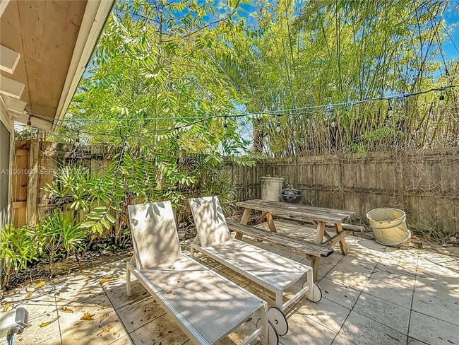 Building Photo - 1419 NE 4th Ct