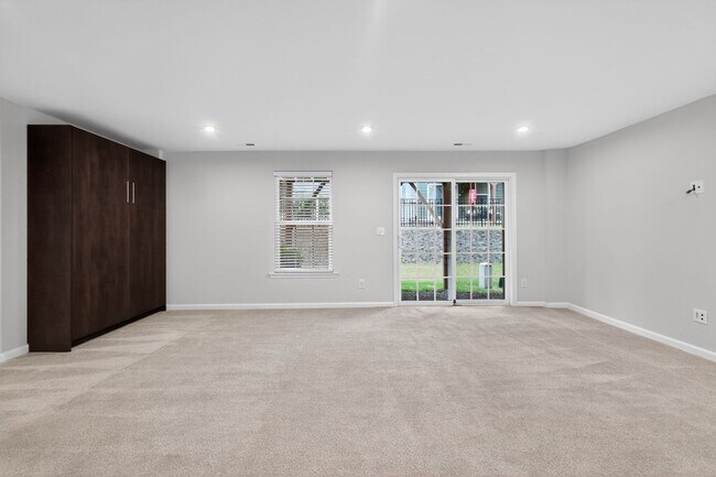 Building Photo - Spacious 4-Functional Bedroom Townhome Near RTP & Brier Creek