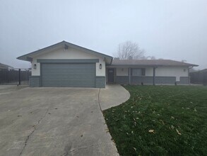 Building Photo - 3 Br 2 BA with extra room in back available now