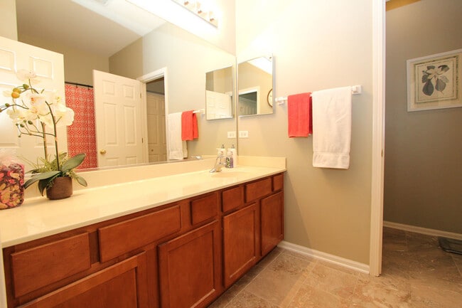 Building Photo - 260 Rosehall Dr