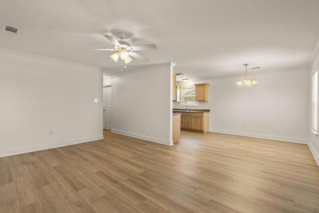 Building Photo - 403 W 33rd Ave