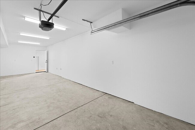 Building Photo - Modern Three Story Apartment!