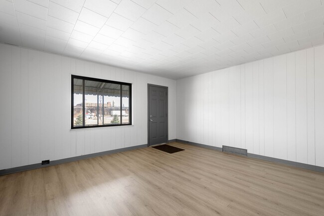Building Photo - Bright 2 Bedroom home in McKees Rocks Avai...