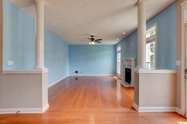 Building Photo - 716 Cavalier Dr