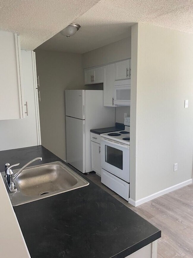 Building Photo - Three Level Condo with Garage