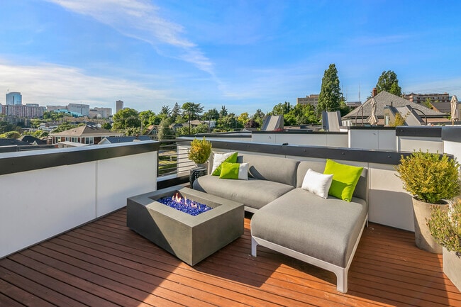 Building Photo - 208 16th Ave