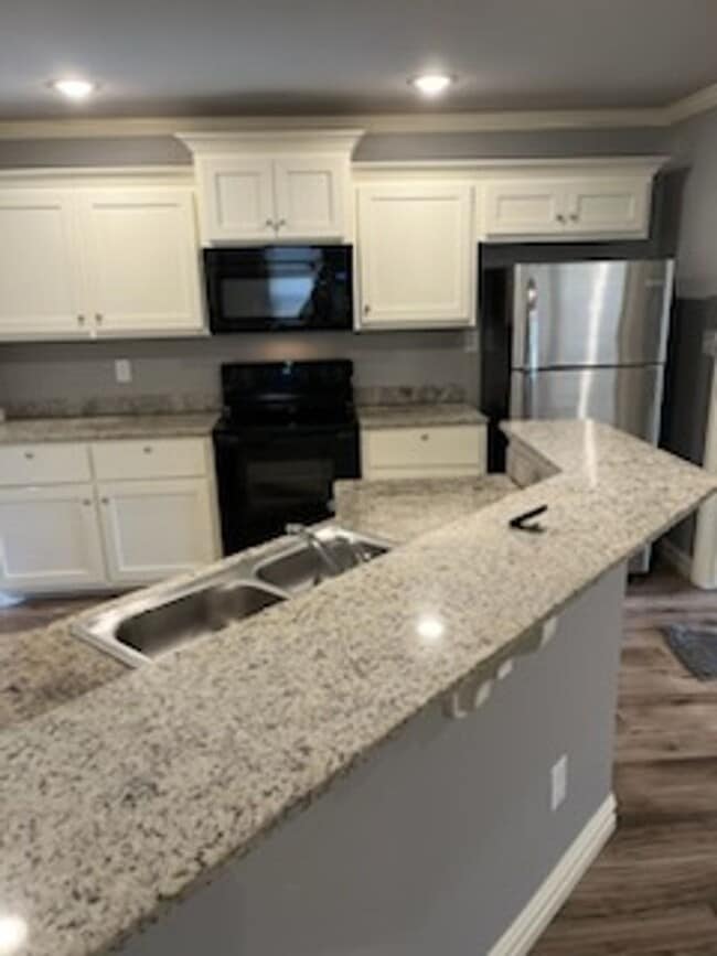 Building Photo - 3 bedroom Duplex with move in special