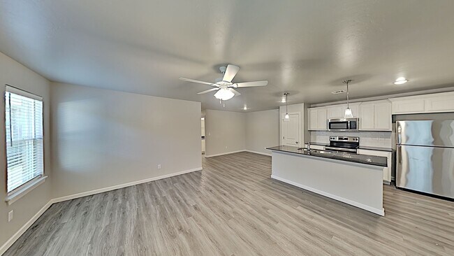 Building Photo - 3 Bedroom 2 Bath 2 Car Garage Duplex in Gr...