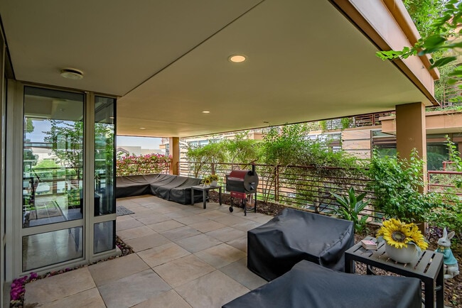 Building Photo - 7127 E Rancho Vista Dr