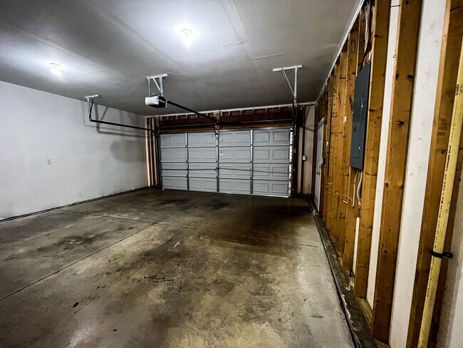 Building Photo - Gorgeous 4 Bedroom, 2 1/2 Bathroom Home in...