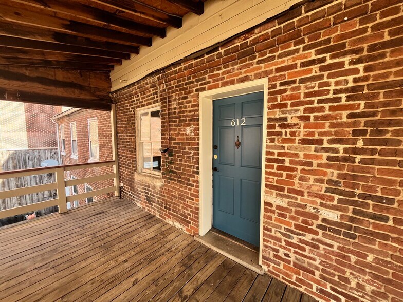 Building Photo - 612 Caroline St