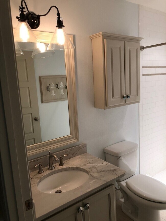 Building Photo - 2B/2B Condo in Old Bay Village – Upgraded ...