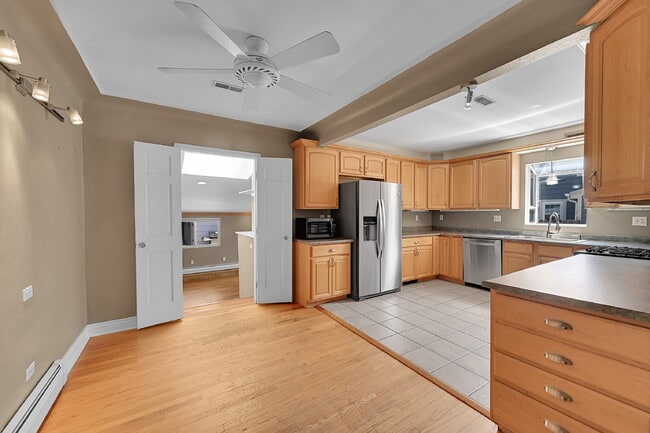 Building Photo - $3,195, 3-bed, 3-bath located in Denver wi...