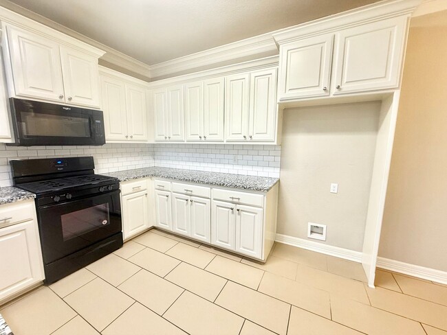 Building Photo - Luxury 3-bed, 2.5-bath!!