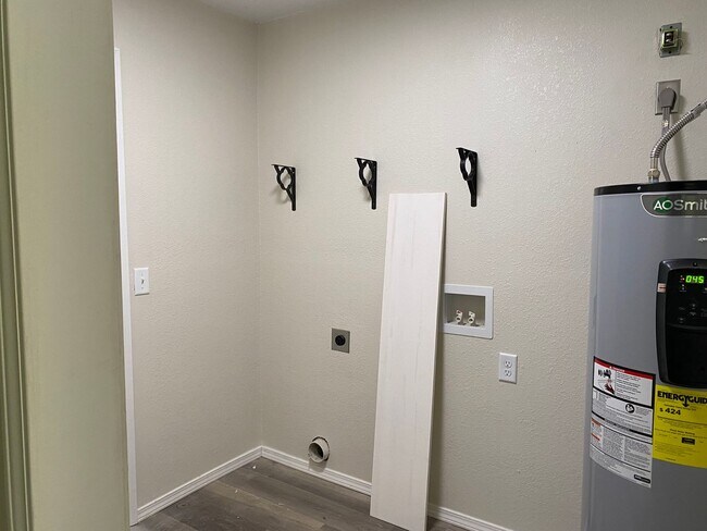 Building Photo - 48 Hour Notice: Come take a look at this newly remodeled 3-bedroom, 2-bathroom home