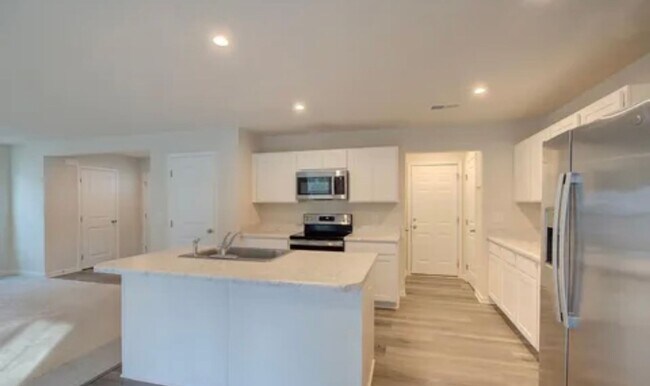 Building Photo - Spacious 4/2.5 Move In Ready Now