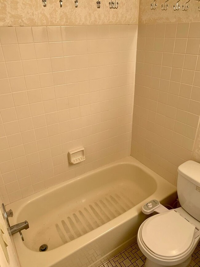 Building Photo - Gorgeous 2-Bedroom Townhome Near the Art Museum! One-Car Garage Included!