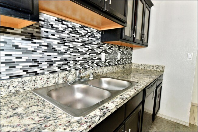 Building Photo - 872 Colbert Shapleigh Pl