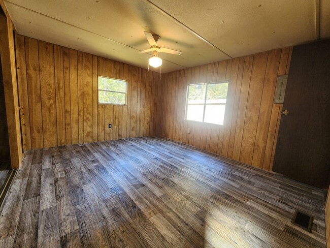 Building Photo - Discounted rent!.. 2 Bed 1 Bath Loaded with XTRA features!