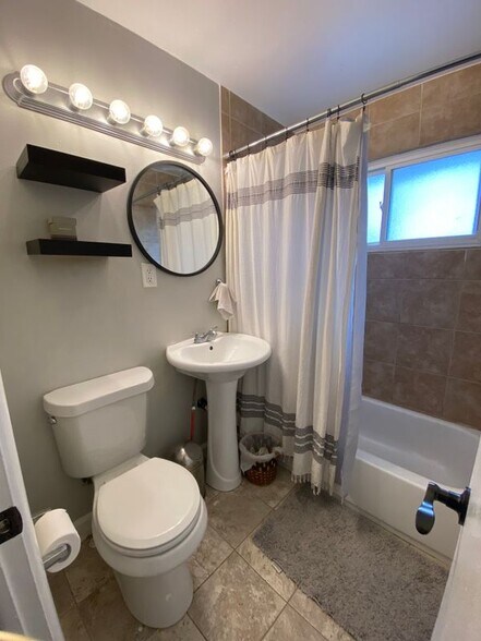 Building Photo - 905 N Moline St