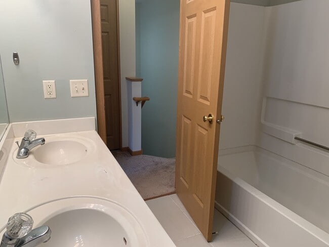 Building Photo - Beautiful 2 Bed/1.5 Bath townhome, with extra large open concept living space - Available Mar 1