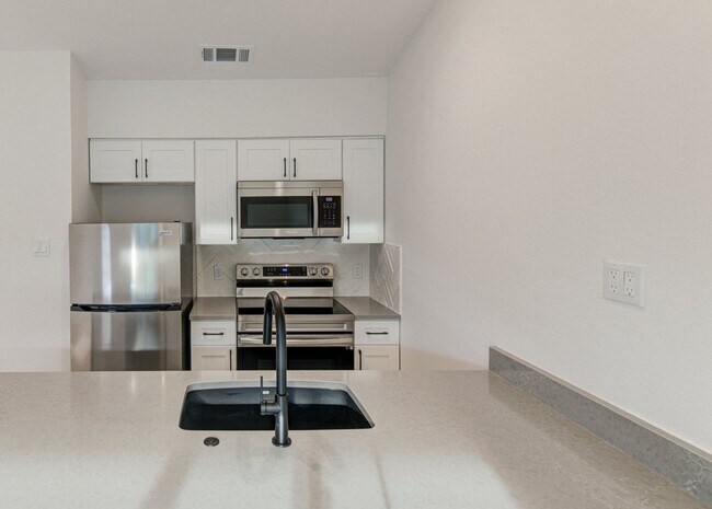 Building Photo - STUNNING Recently Remodeled in ZILKER 1bed...