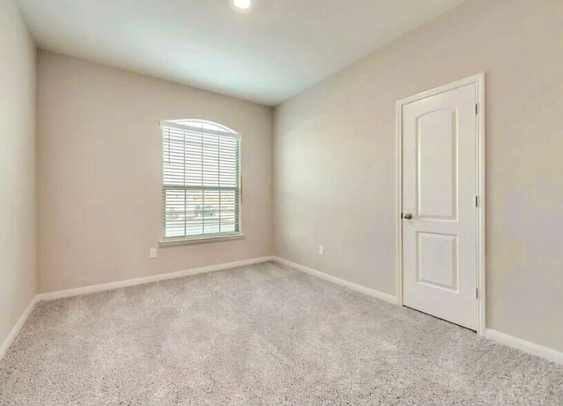 Building Photo - 2304 Dahlia Way