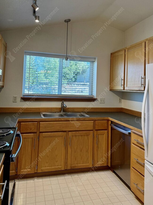 Building Photo - Single-Level Living in a Prime NE Bend Location