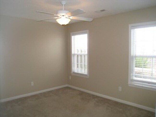 Building Photo - 3 Bedroom 2 Bath home with 2-car garage