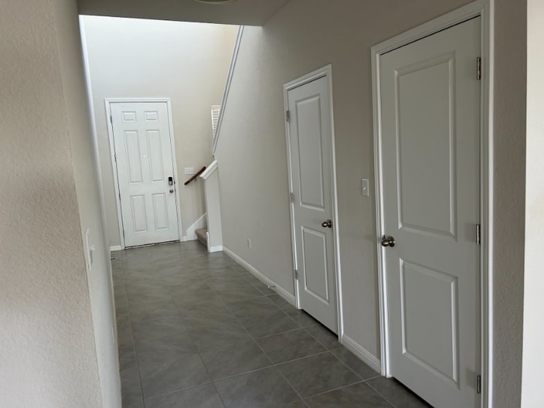 Building Photo - 109 Serpens St