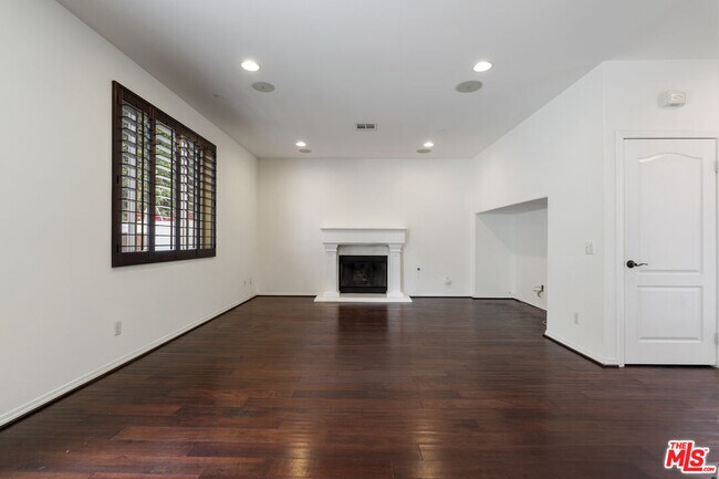 Building Photo - 14321 Hortense St