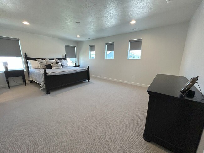 Building Photo - 5 Bed/3 Bathroom house in America Fork