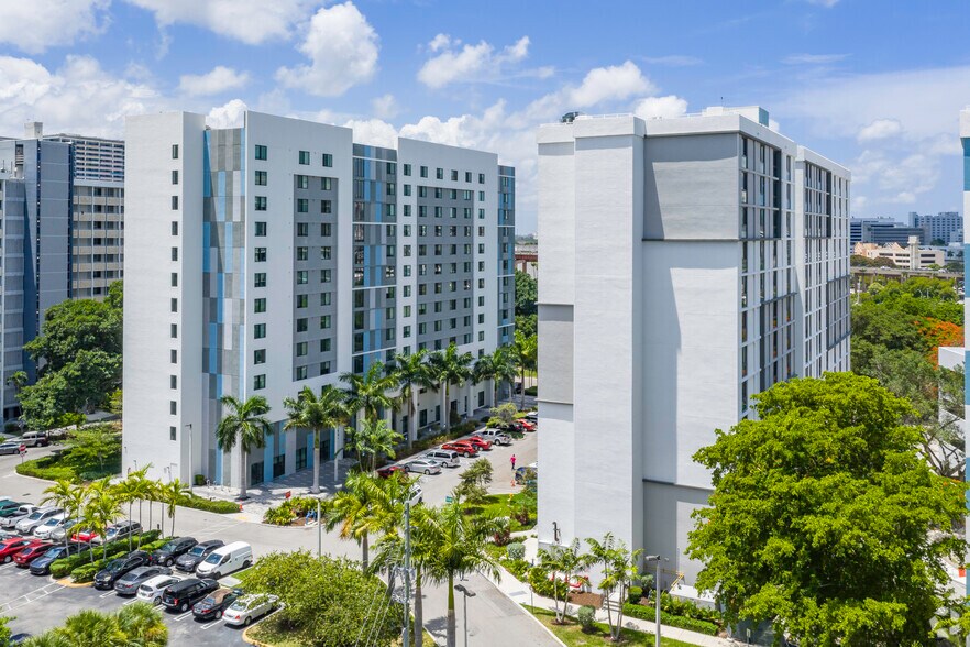 Building Photo - The Residences at River Parc