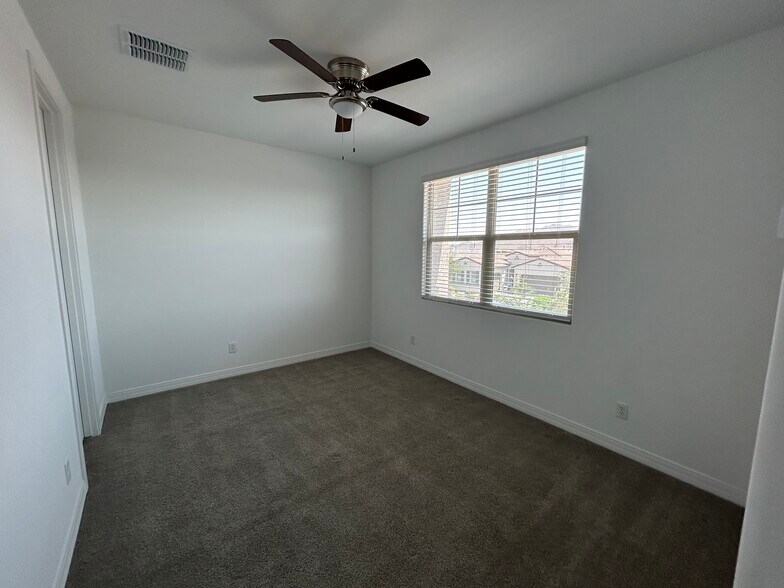 Building Photo - 2348 E Kelly Dr