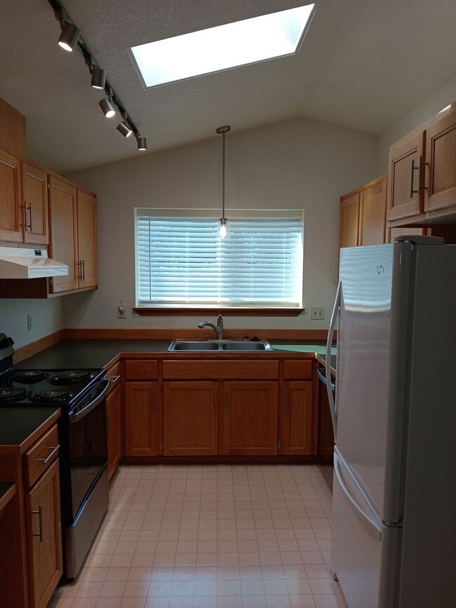 Building Photo - Charming Single-Level Home in Bend’s Mountain View Area