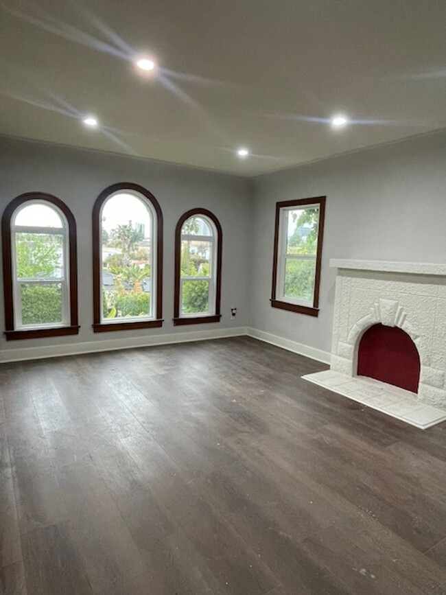 Building Photo - Stunning 5 bedroom 3 bath