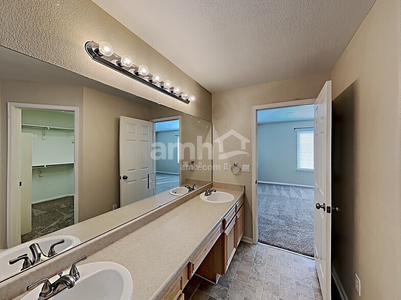 Building Photo - 18942 E Vassar Dr