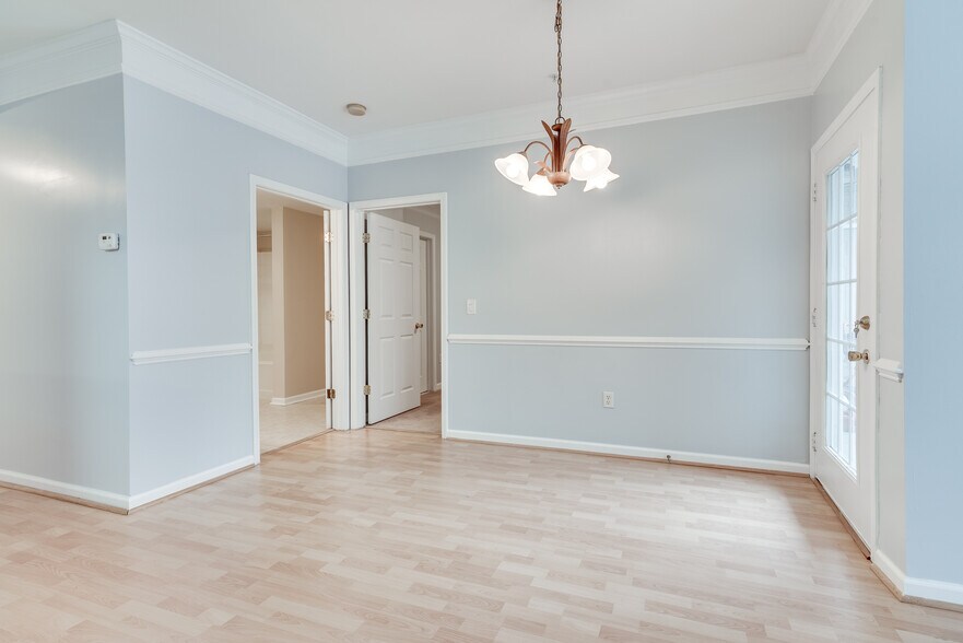 Building Photo - 2700 Pine Tree Rd NE