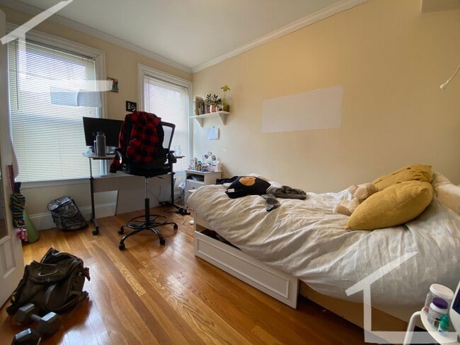 Building Photo - Spacious 4-bed, 2-bath in Allston - Laundry in Unit!