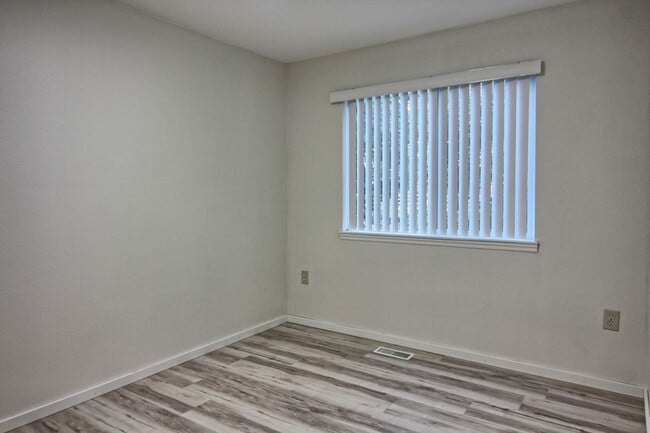 Building Photo - Updated and Renovated Ground Floor Condo f...