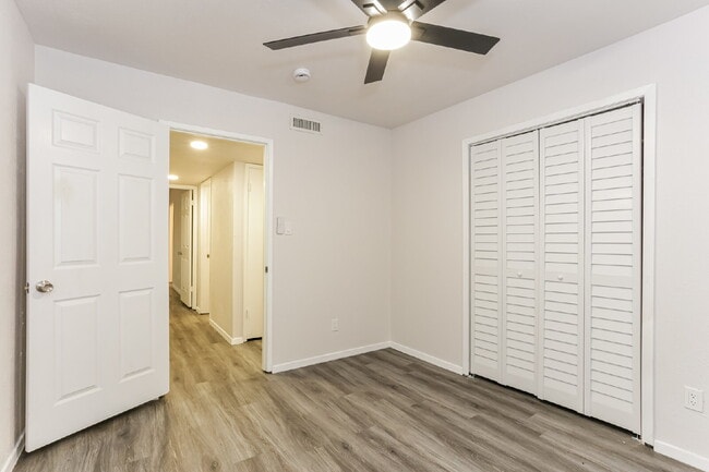 Building Photo - 507 Button Dr