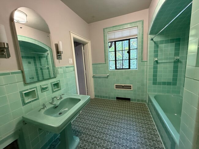 Building Photo - 100 Mcdowell Rd