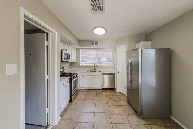 Building Photo - 7615 Alegria Dr