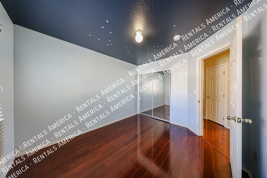 Building Photo - 2127 E Nighthawk Wy