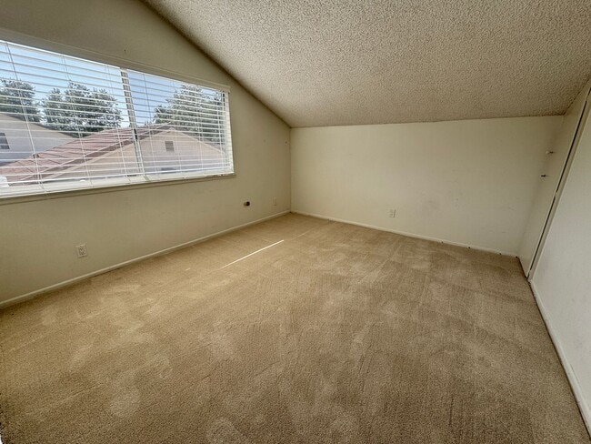 Building Photo - Beautiful Valencia 4 Bedroom Home